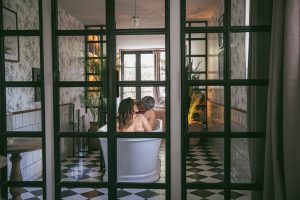 Fotografía boudoir de pareja en Madrid: Una experiencia para capturar vuestra conexión más íntima